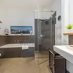Apartment First Avalon